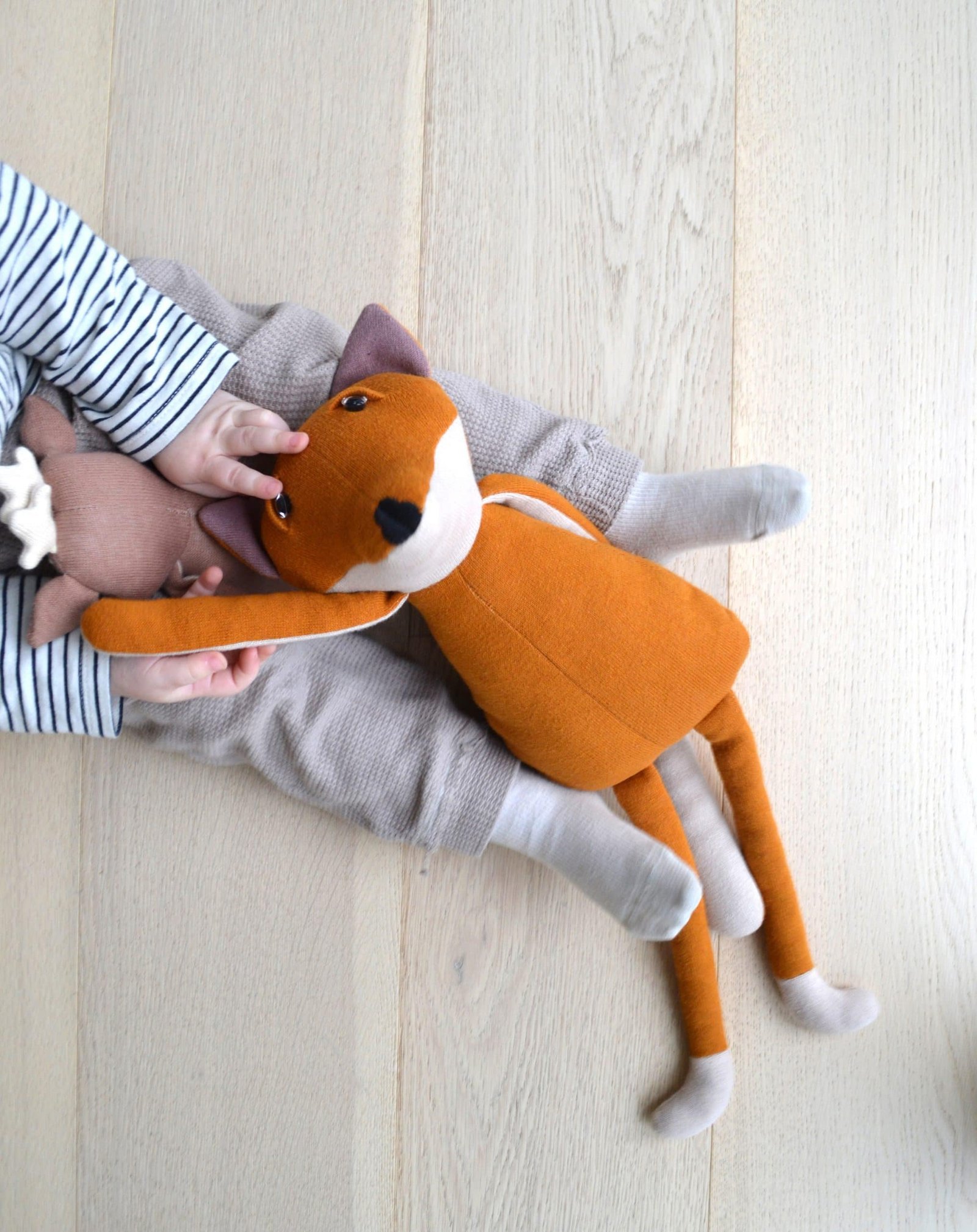 Minkštas žaislas – FilibabbaFreya the fox dark orange