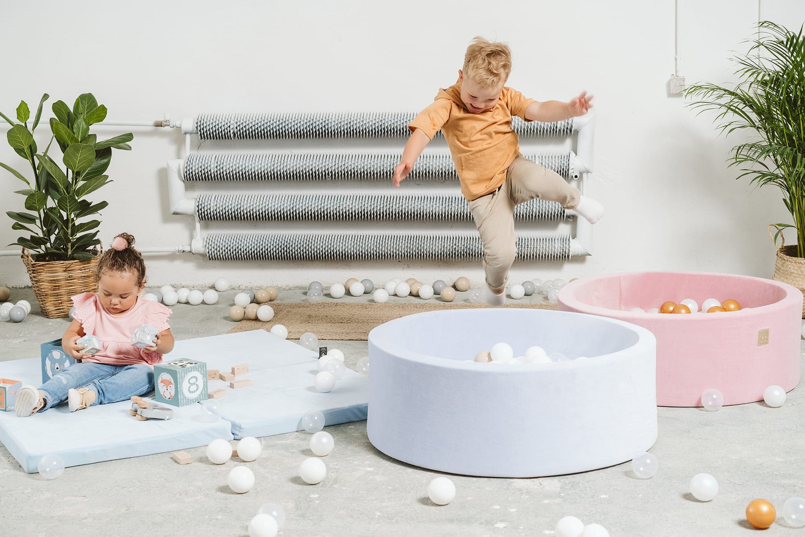 Montessori, pikler, laipiojimo trikampis, karstynė, medinis laipiojimo trikampis, čiuožykla, balansinė lenta