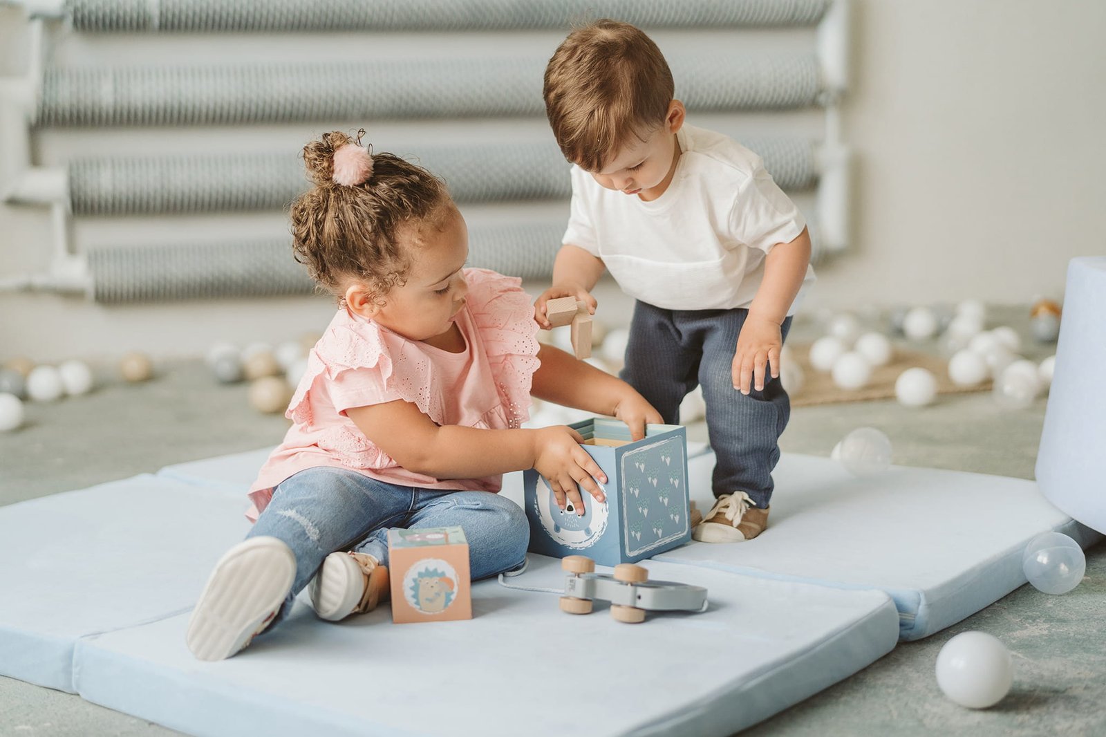 Montessori, pikler, laipiojimo trikampis, karstynė, medinis laipiojimo trikampis, čiuožykla, balansinė lenta