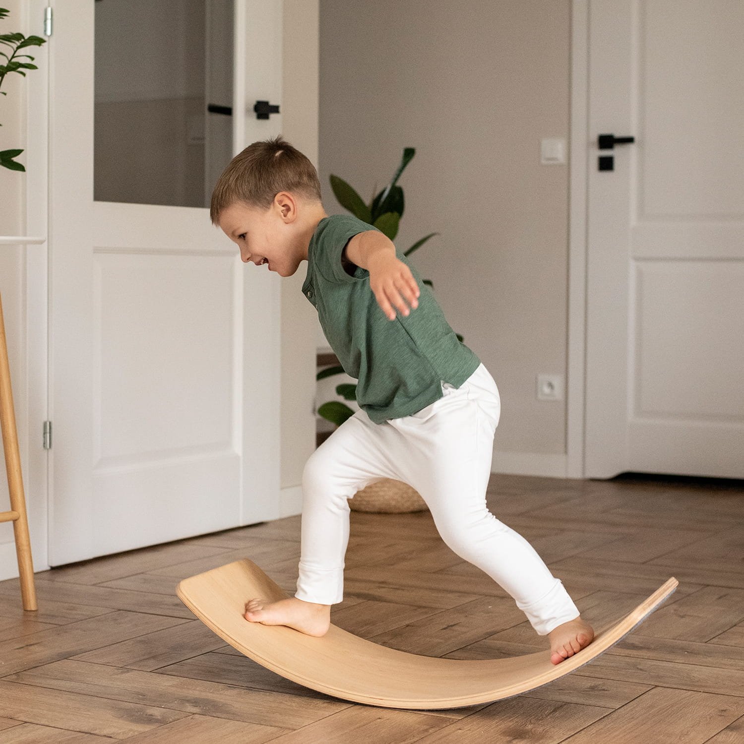 Montessori, pikler, laipiojimo trikampis, karstynė, medinis laipiojimo trikampis, čiuožykla, balansinė lenta