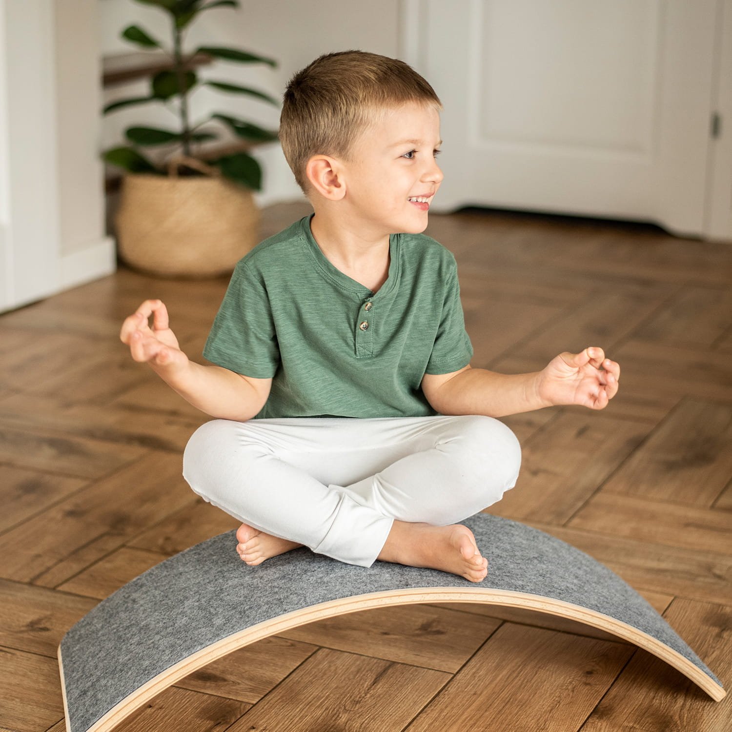 Montessori, pikler, laipiojimo trikampis, karstynė, medinis laipiojimo trikampis, čiuožykla, balansinė lenta