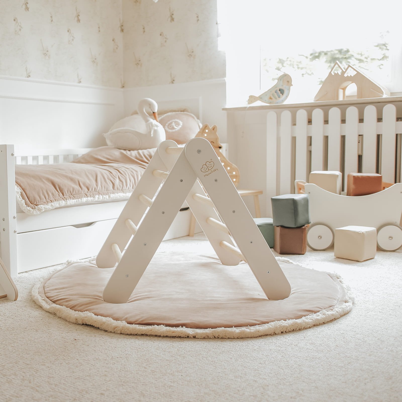 Montessori, pikler, laipiojimo trikampis, karstynė, medinis laipiojimo trikampis, čiuožykla